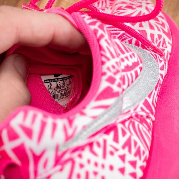 Nike Girls 6 Y Roshe Run Low Top Running Shoes 677784-100 Neon Pink Silver - Picture 6 of 10